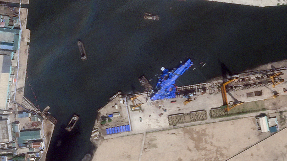 Sjevernokorejski ratni brod prekriven plavom katrom