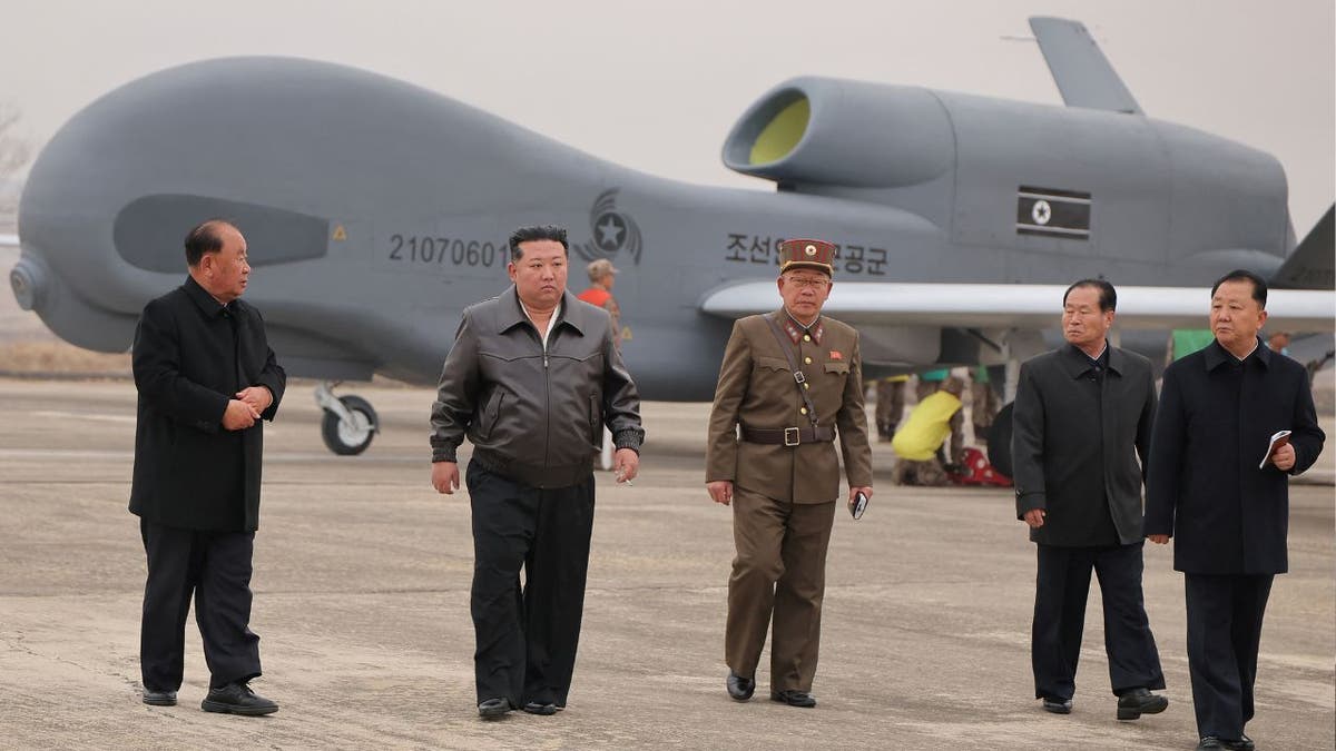 Sjevernokorejski čelnik Kim Jong Un hoda zajedno sa dužnosnicima, dok vodi projekti istraživanja obrambenih znanosti