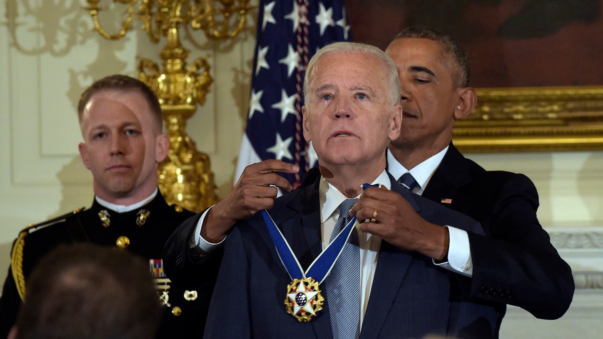 Predsjednik Barack Obama predstavlja potpredsjednika Joea Bidena s predsjedničkom medaljom slobode tijekom ceremonije u državnoj blagovaonici Bijele kuće u Washingtonu, u četvrtak, 12. siječnja 2017. (AP Photo/Susan Walsh)