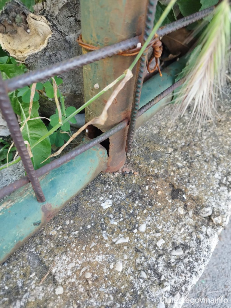 Ograda prijeti učenicima Osnovne škole Antuna Branka Šimića u Mostaru