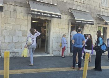 Split miruje za Praznik rada, ali red ispred jedne pekare ne jenjava
