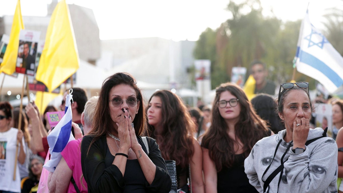 Ljudi se okupljaju na Trgu talaca u Tel Avivu u Izraelu, uoči očekivanog izdanja izraelskog američkog Edan Aleksandra.