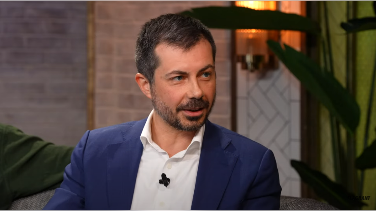 Pete Buttigieg govori na flagrantom podcastu