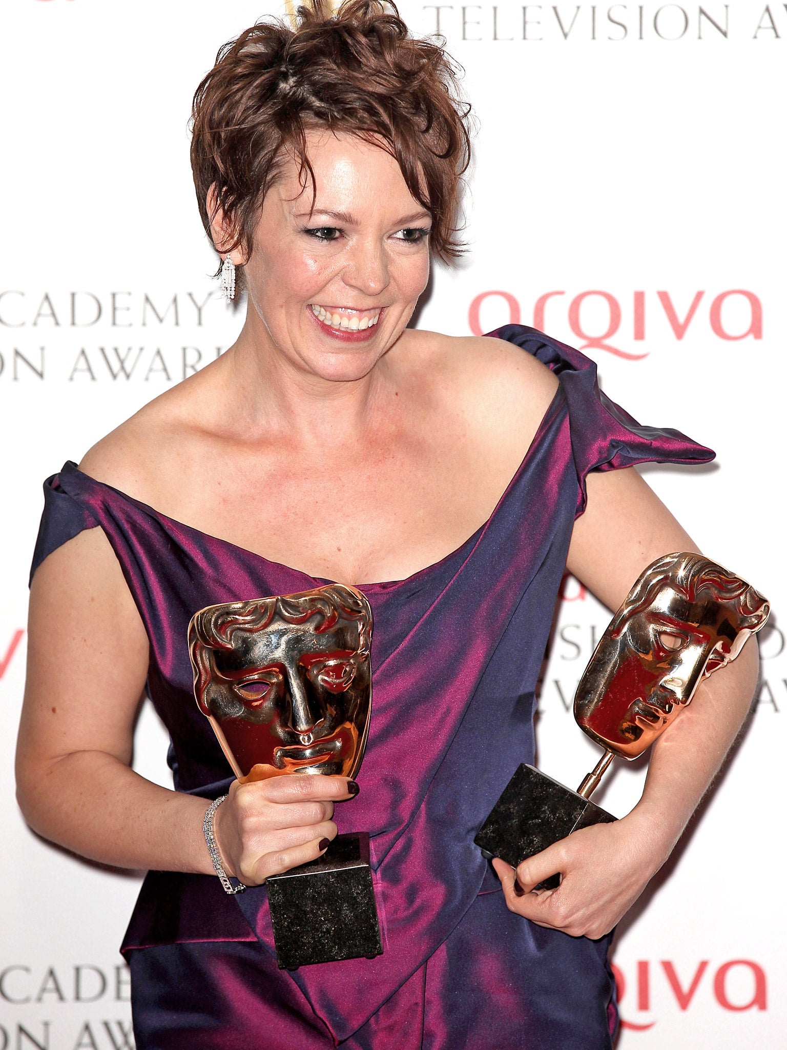 Olivia Coleman pozira sa svojim nagradama BAFTA