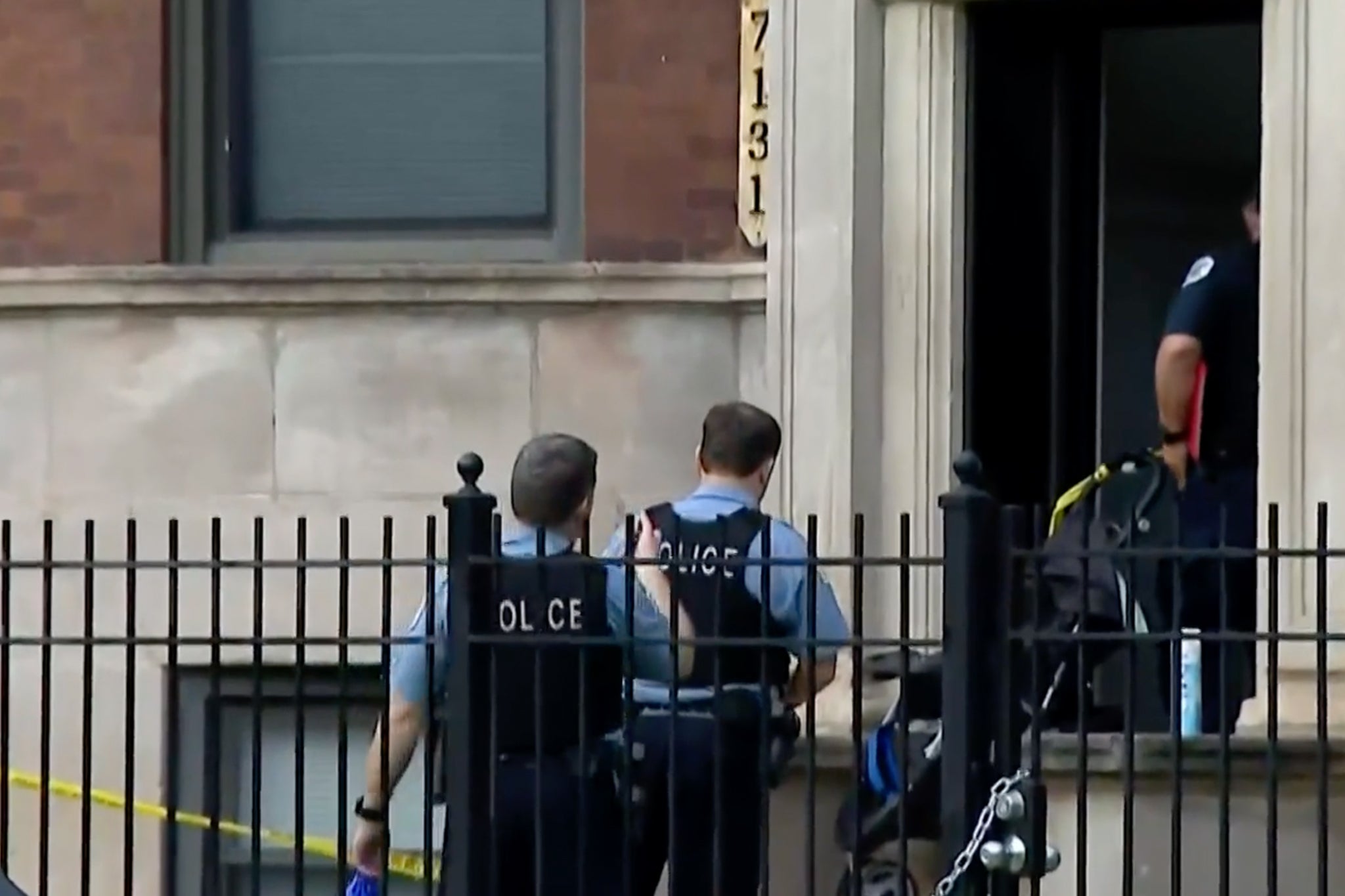 Policija je viđena kako ulazi u kuću gdje se tragedija odvijala u srijedu navečer