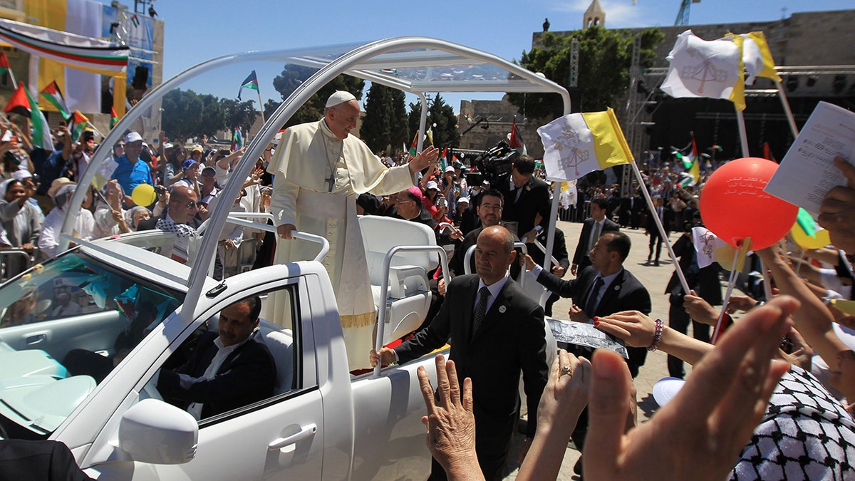 Papa Franjo u Popemobileu u Betlehemu