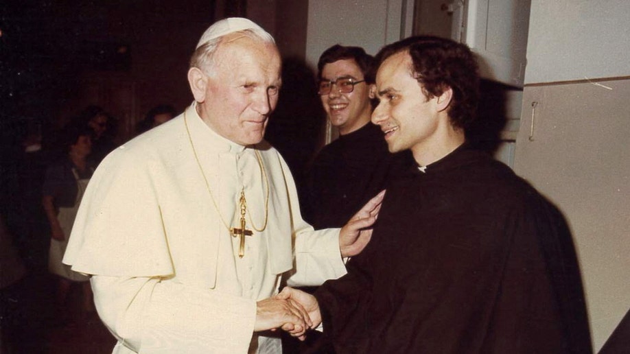 Papa Ivan Pavao II susreće budućeg pape Leo XIV