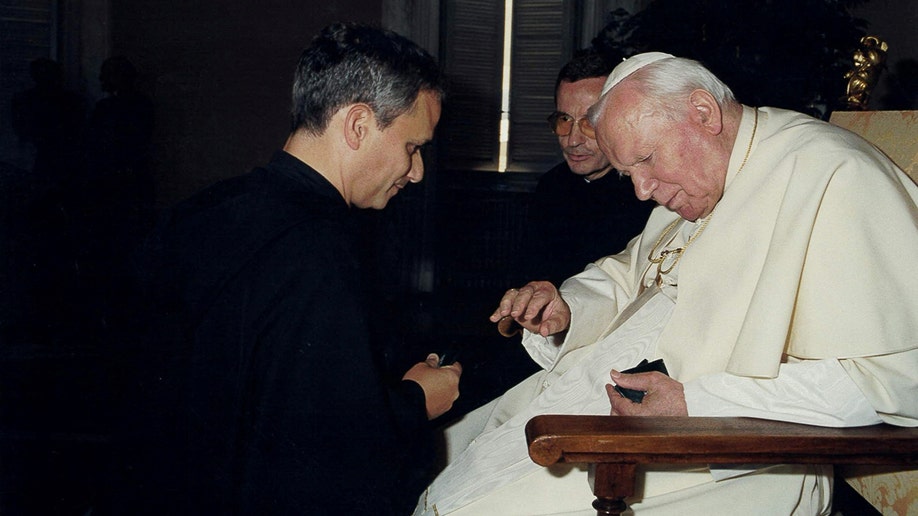 Papa Ivan Pavao II susreće budućeg pape Leo XIV