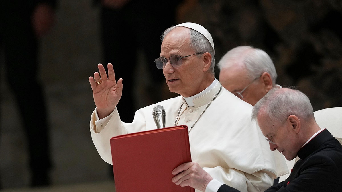 Papa Leo prvi sastanak s medijima