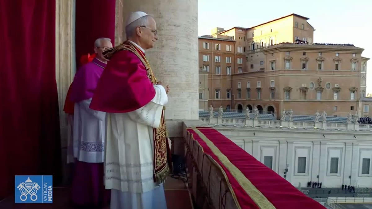 Papa Leo XIV vidio je iz profila, gledajući gomilu