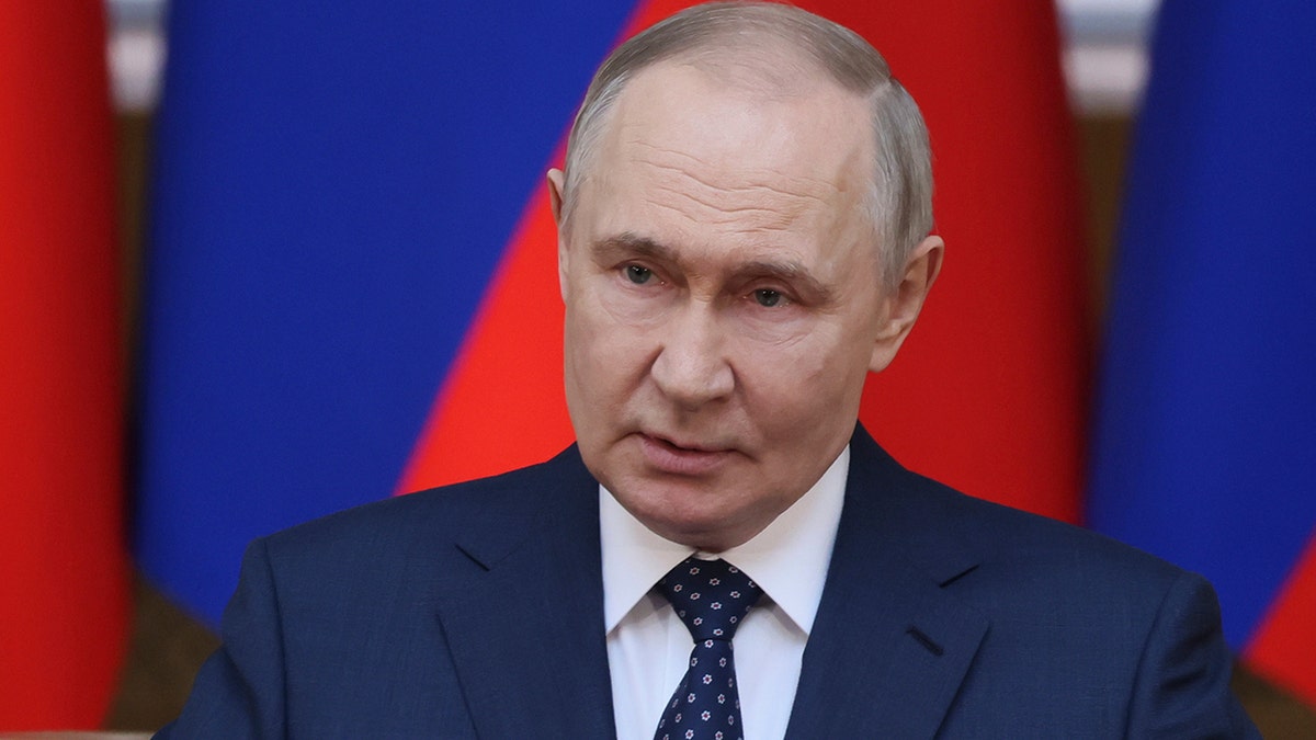 Ruski predsjednik Vladimir Putin u tamnom odijelu