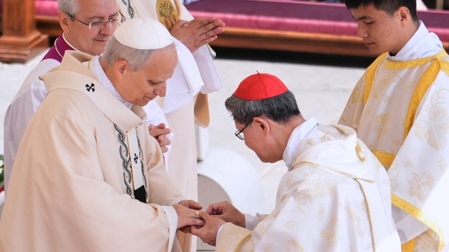 Kardinal Luis Antonio Tagle stavlja prsten ribara na prst pape Leo XIV.