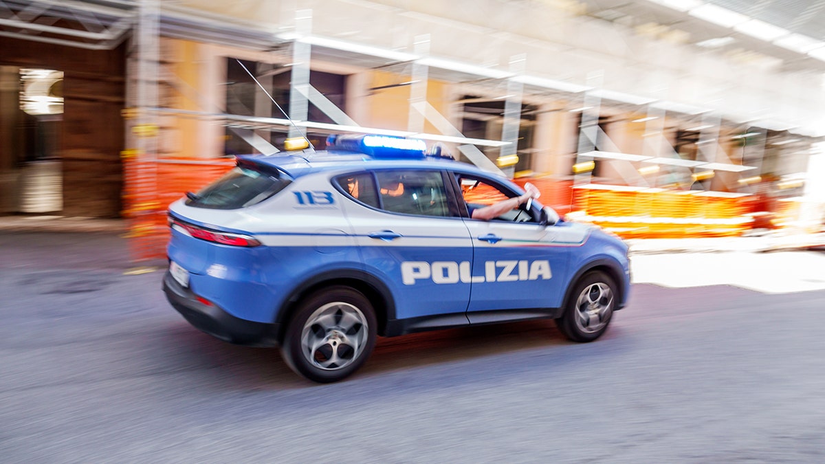 Rim, Italija, preko Del Tritonea, Polizia, vozila policijskog automobila, kretanje ubrzanja, zamućenja pokreta