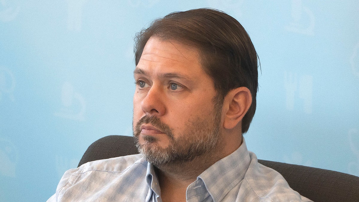 Senator Ruben Gallego slušao tijekom događaja