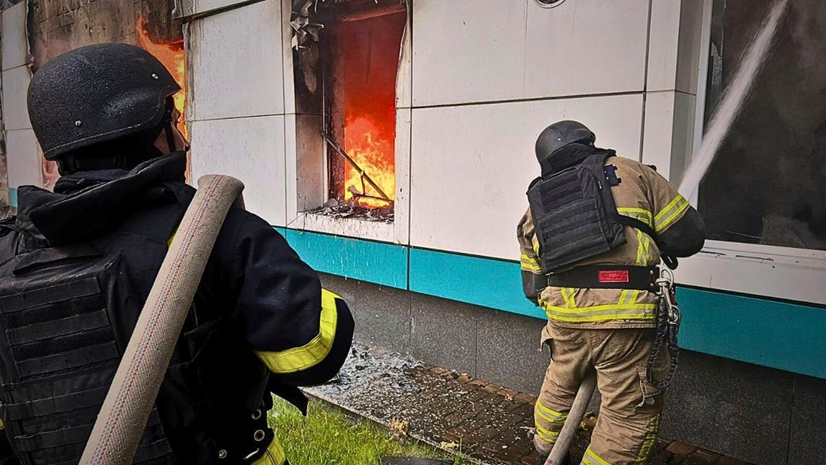Vatrogasci su u nedjelju, 18. svibnja, ugasili požar nakon ruskog napada bespilotnih letjelica u regiji Kiyiva.