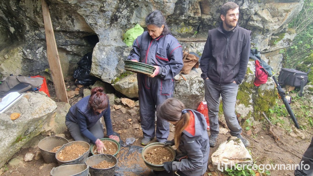 Ružina pećina kod Gacka