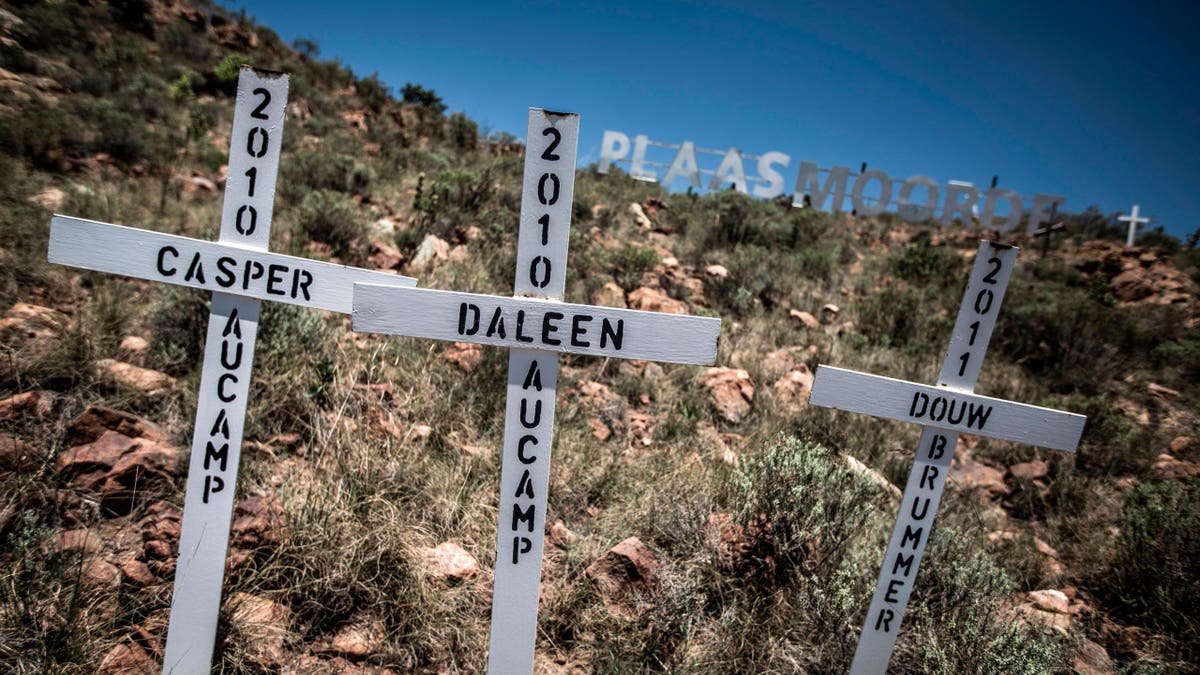 Križevi su zasađeni na padini brežuljka na Bijelom križnom spomeniku, a svaki je označio bijelog farmera koji je ubijen u ubojstvu na farmi, 31. listopada 2017. u Ysterbergu, u blizini Langebaana, Južna Afrika. Duga kampanja nasilja nad poljoprivrednicima u zemlji, koji su uglavnom bijeli, upalila je političke i rasne napetosti gotovo četvrt stoljeća nakon pada aparthejda.