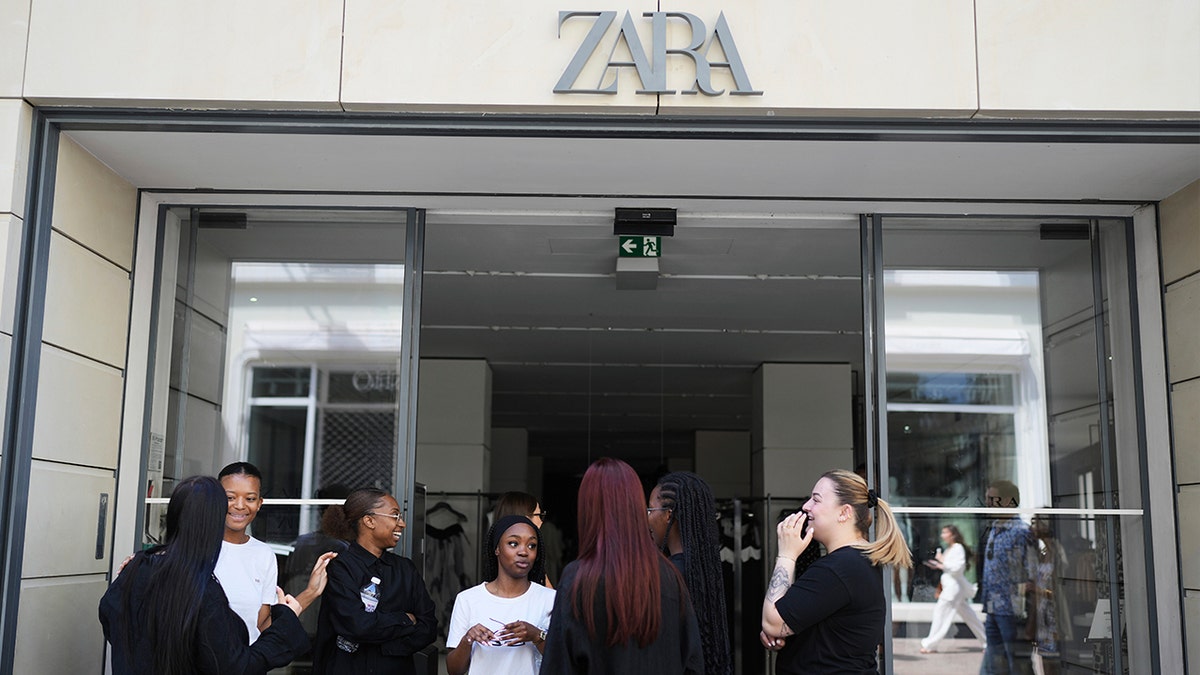 Zaposlenici koji stoje na vratima trgovine Zara