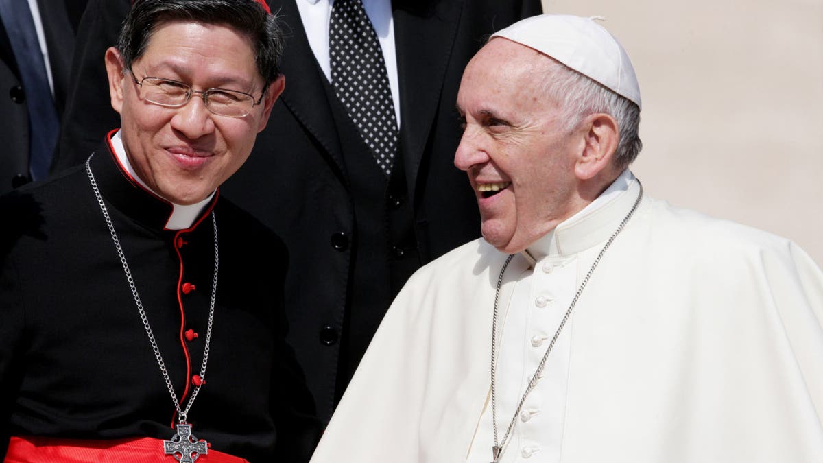 Papa Franjo i Luis Antonio Tagle smiješeći se