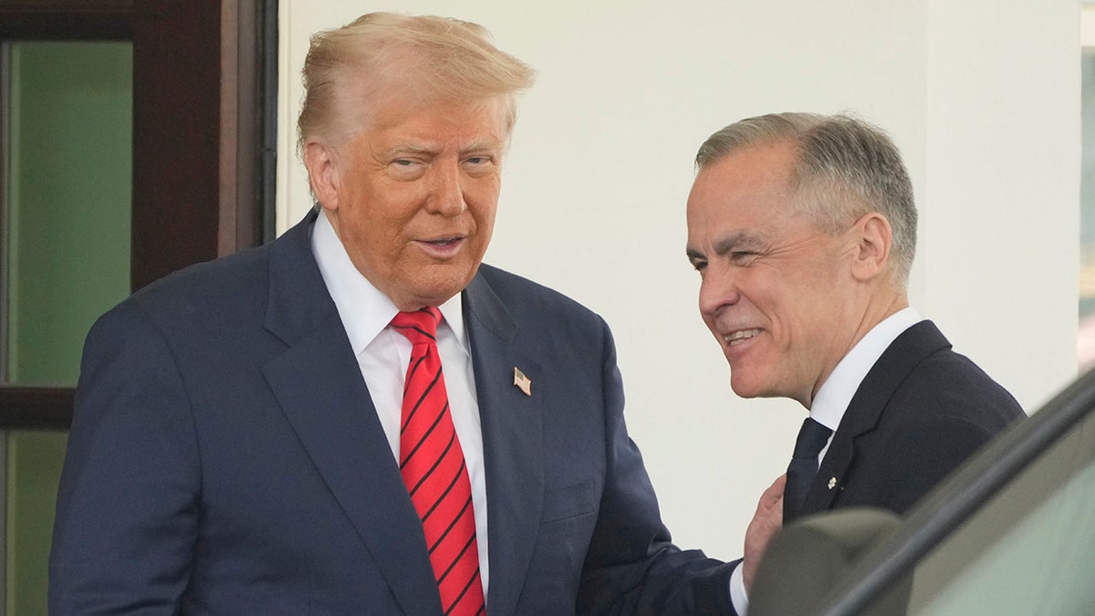 Trump pozdravlja Carneyja izvan Bijele kuće