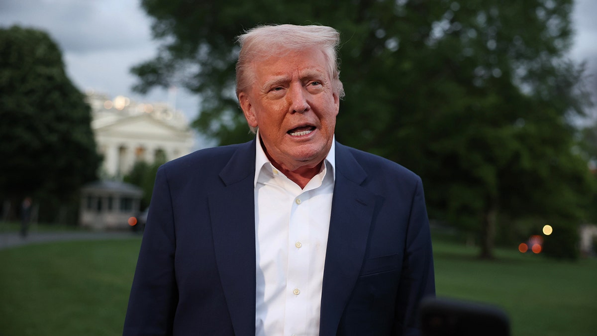 Trump govori o GAGGLE -u novinara na Južnom travnjaku