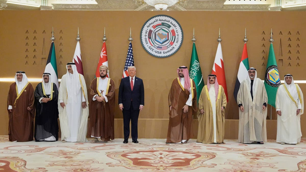 Predsjednik Donald Trump, Centar, sudjeluje u fotografiji u Saudijskoj Arabiji