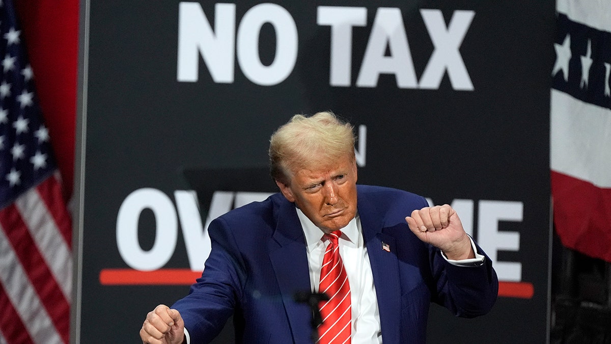 Trump pleše na skupu ispred znaka bez poreza na prekovremeni rad