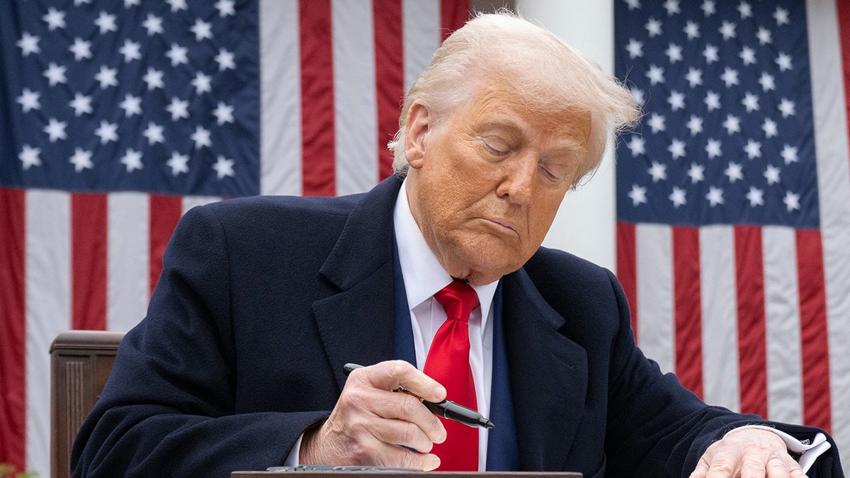 Predsjednik Donald Trump potpisuje izvršnu naredbu