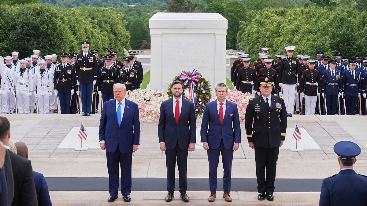 Trump, Vance, Hegseth na groblju Arlington