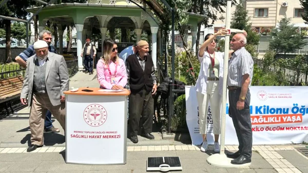 Čovjek se odmjerava u javnosti u Turskoj.