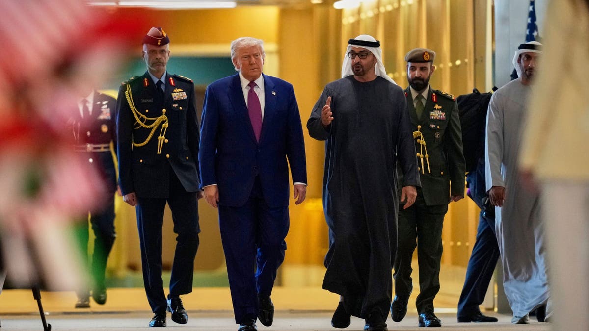 Predsjednik Ujedinjenih Arapskih Emirata Sheikh Mohammed bin Zayed Al Nahyan pozdravlja predsjednika Donalda Trumpa na međunarodnoj zračnoj luci Abu Dhabi u četvrtak, 15. svibnja 2025. godine.