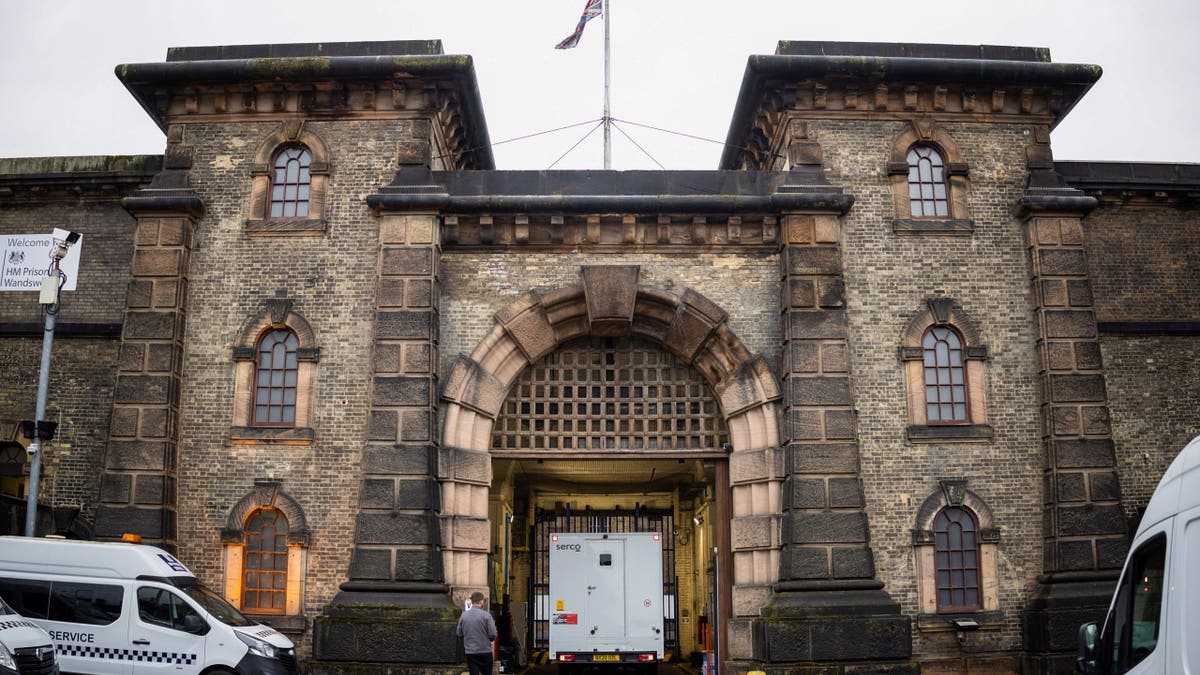 Serco sigurnosni kombi ulazi u zatvor HMP Wandsworth u Londonu u Engleskoj, u četvrtak, 5. rujna 2024. godine. Nova vlada Velike Britanije priopćila je kako će pustiti zatvorenike s niskim rizikom nakon što su izdržali 40% svoje kazne, u usporedbi s 50% trenutno, kao dio plana za rješavanje krize u zatvorima u zemlji.