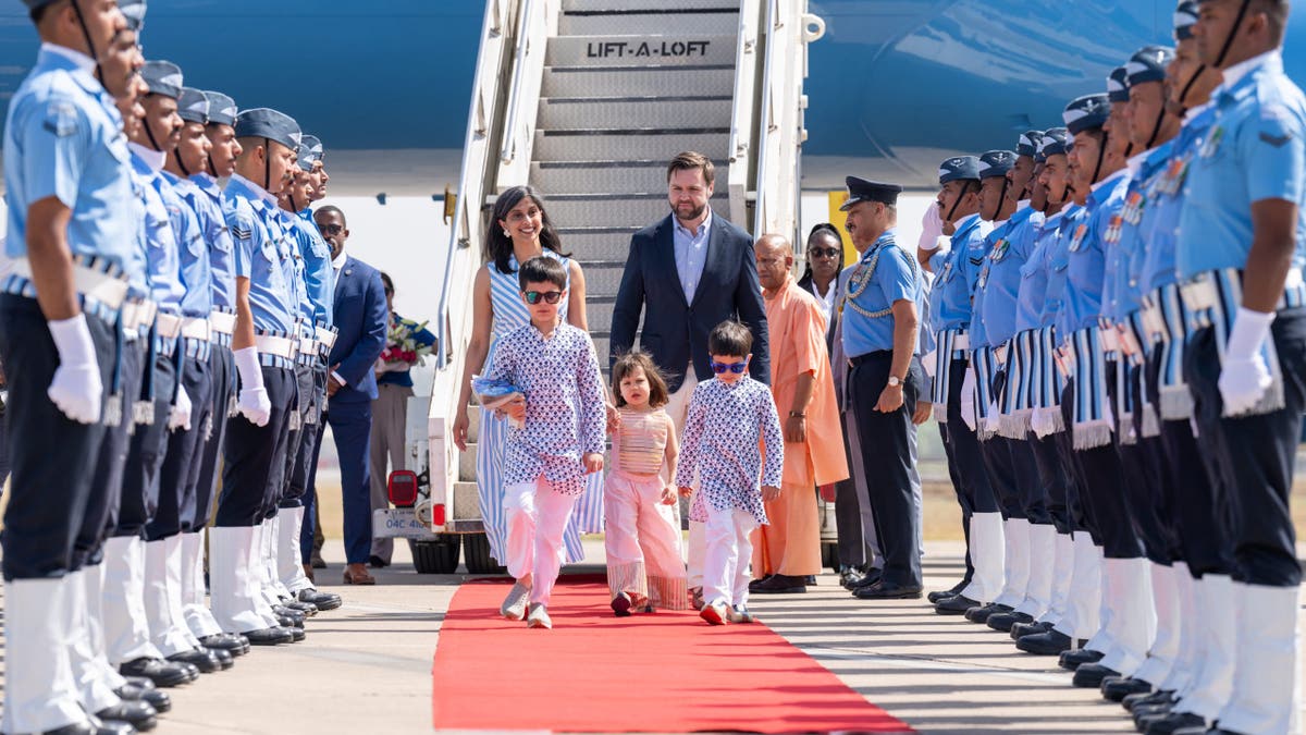 Potpredsjednik JD Vance i Druga obitelj Disperk Marine Two u zajedničkoj bazi Andrews, Maryland, četvrtak, 17. travnja 2025., i odbori zrakoplovstva dva na putu za Rim, Italija.