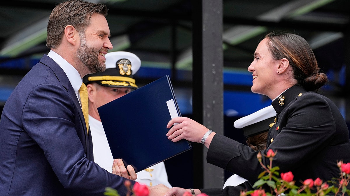 JD Vance predaje diplomu
