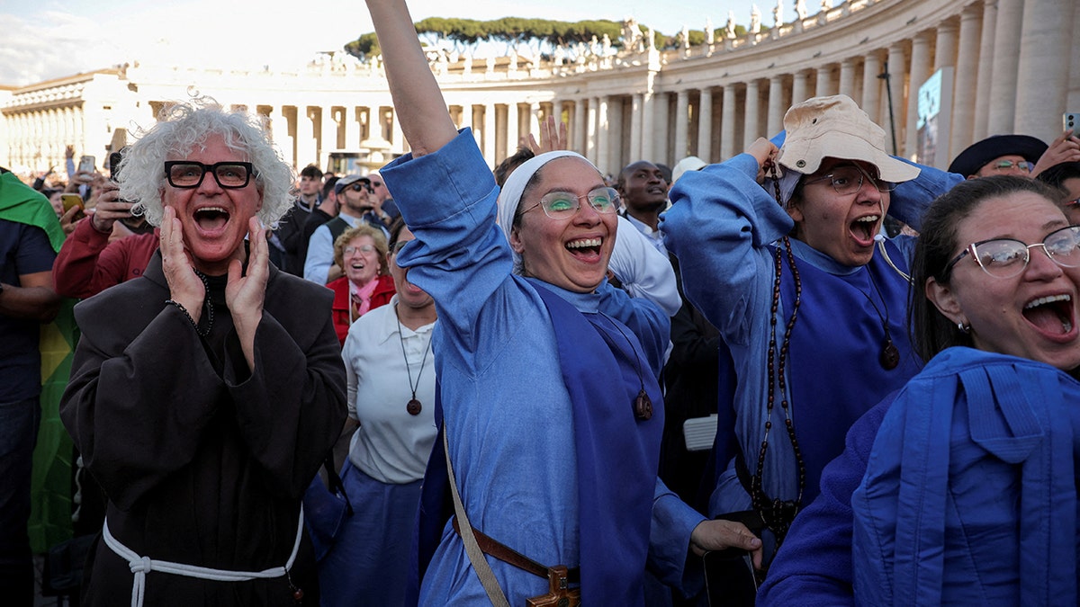 Nuns u Vatikanom gradu vidi da je konklava odabrala novog pape.