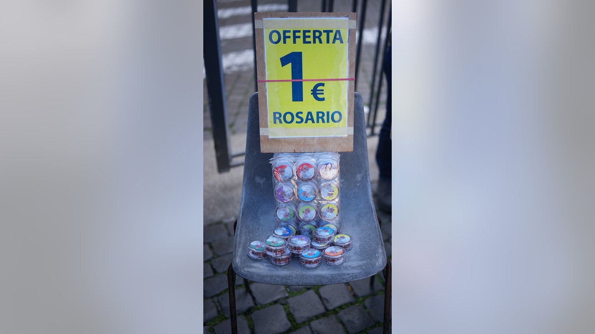 Krunice koje se nude u Vatikanu za donaciju