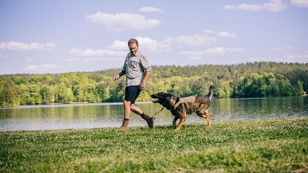 Pas Warriors Choice Foundation Service u akciji. Longo je to rekao "Na kraju dana, niste ovdje za sebe, ovdje ste zbog svog brata." "Ovdje ste da nekome pružite priliku i šansu koji poseže za pomoći."