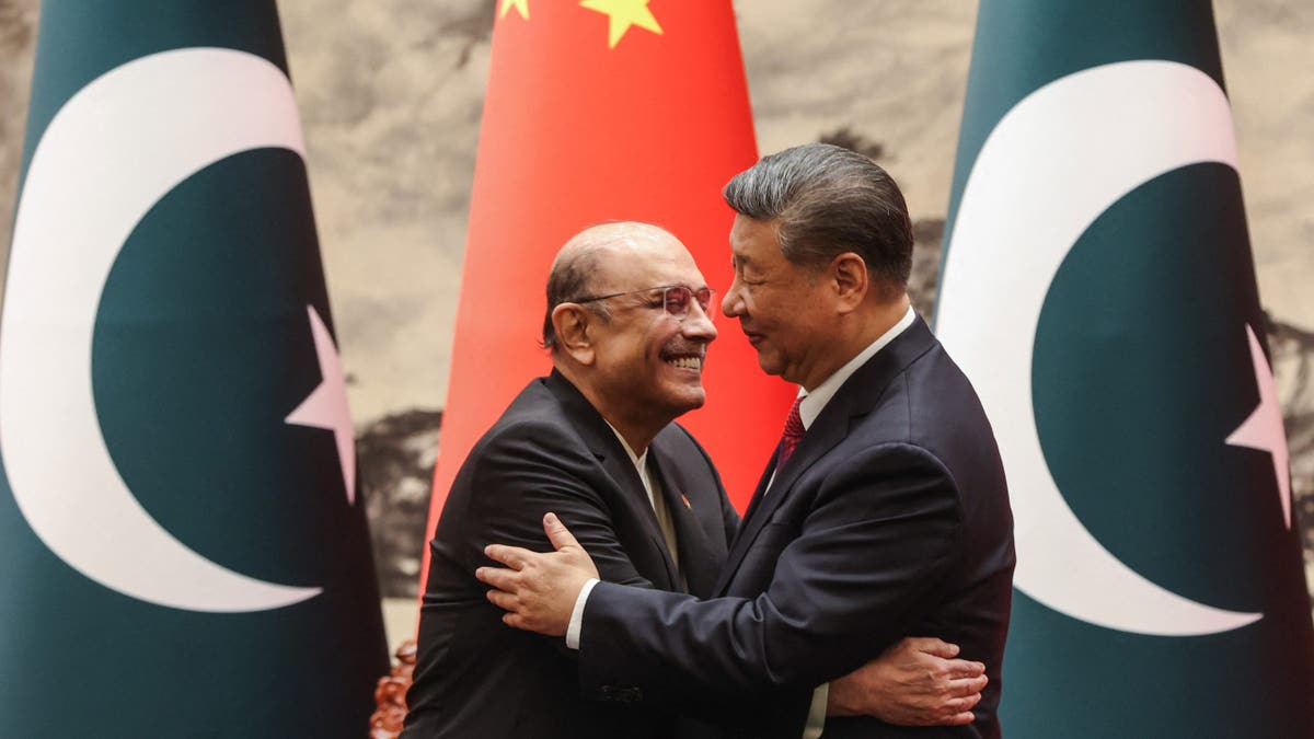 Kineski predsjednik Xi Jinping, desno, zagrljaj pakistanski predsjednik Asif Ali Zardari