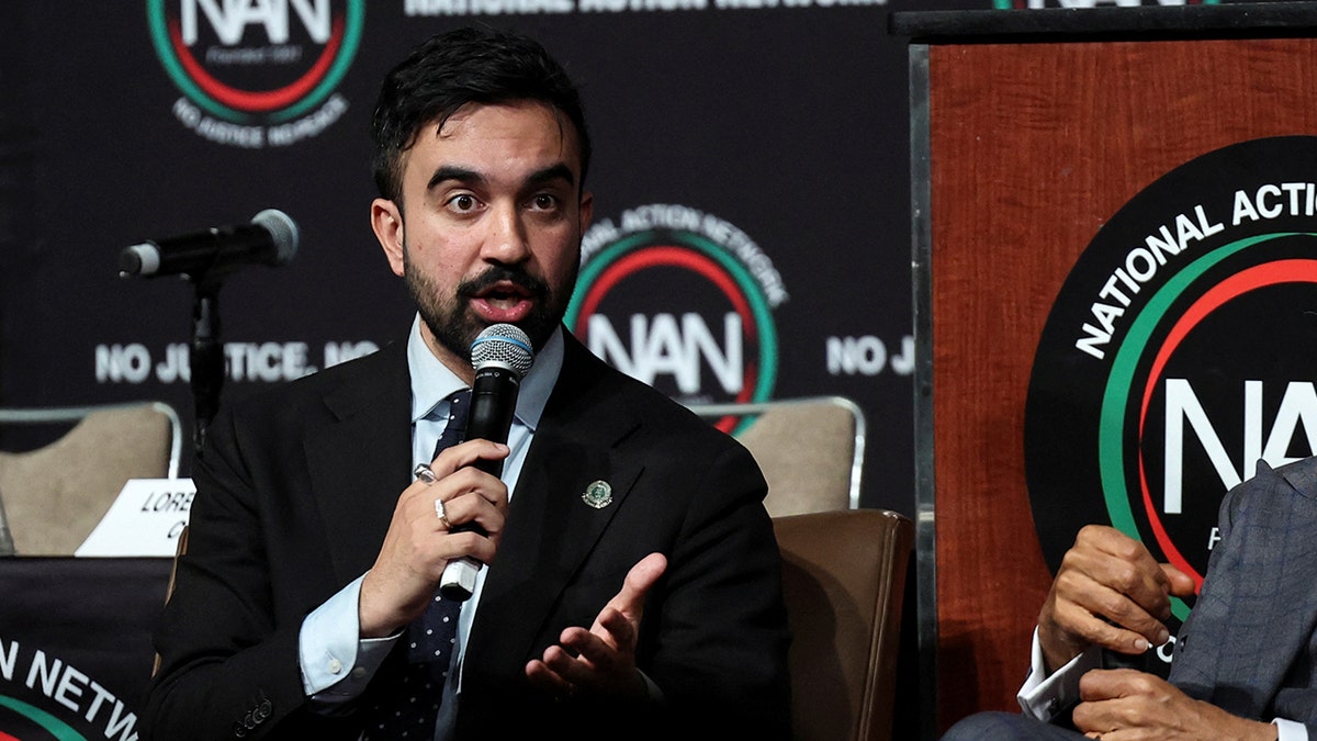 Zohran Mamdani koji govori u mikrofon