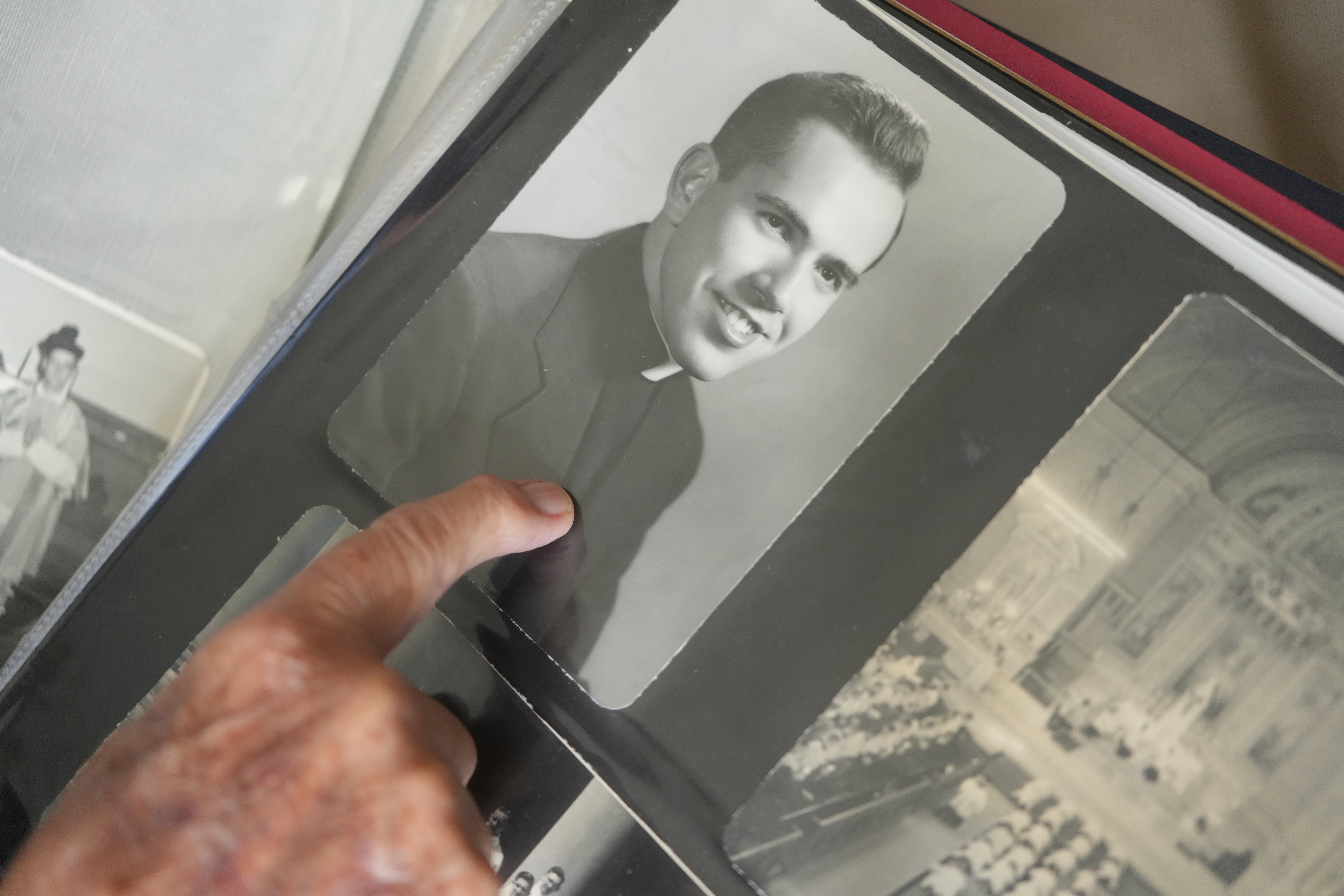 James Kelly kao mladi svećenik