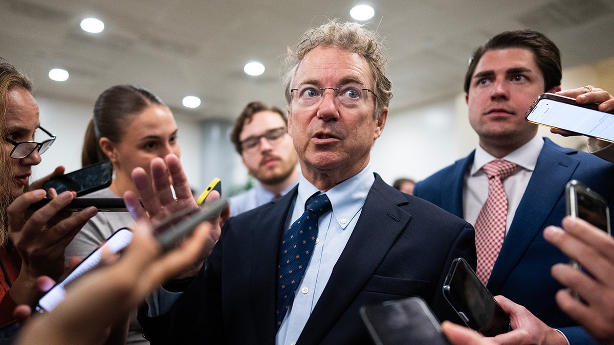 Rand Paul okružen novinarima u svibnju 2025.