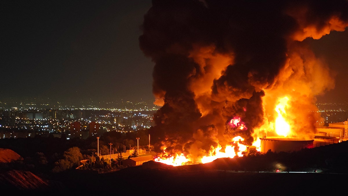 Vatra i dim se uzdižu iz iranskog naftnog skladišta