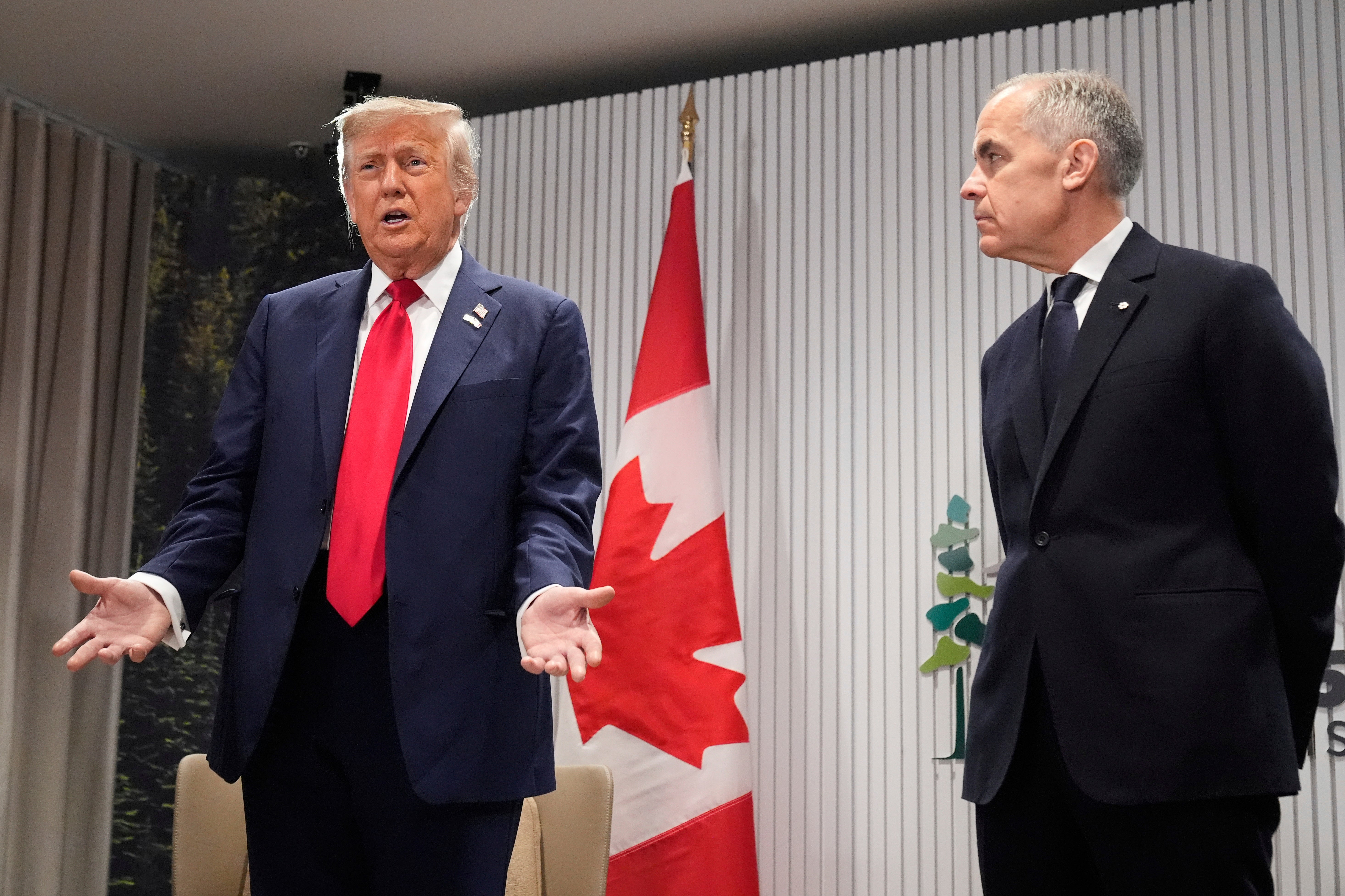 Predsjednik Donald Trump govori tijekom sastanka s kanadskom premijerom Markom Carneyjem na marginama samita G7, u ponedjeljak, 16. lipnja 2025., u Kananaskisu u Kanadi. (AP Photo/Mark Schiefelbein)