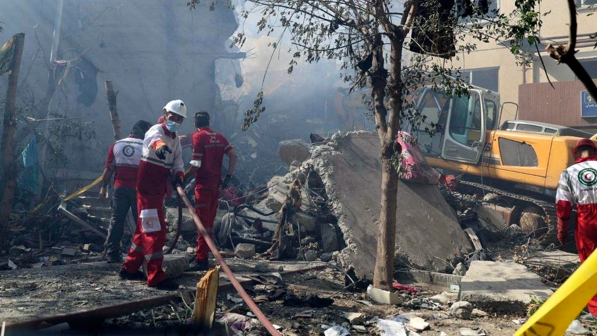 Na ovoj fotografiji koju su objavili spasitelji iranskog društva Crvenog polumjeseca rade na mjestu eksplozije nakon izraelskog štrajka u Teheranu u Iranu, petak, 13. lipnja 2025. godine.