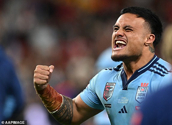 Spencer Leniu iz bluesa slavi pobjedu u igri države Origin Jedan meč između Queensland Maroonsa i New South Wales Bluesa na stadionu Suncorp u Brisbaneu, srijeda, 28. svibnja 2025. (AAP Image/Darren England) Nema arhiviranja, samo arhiviranja, uređivača