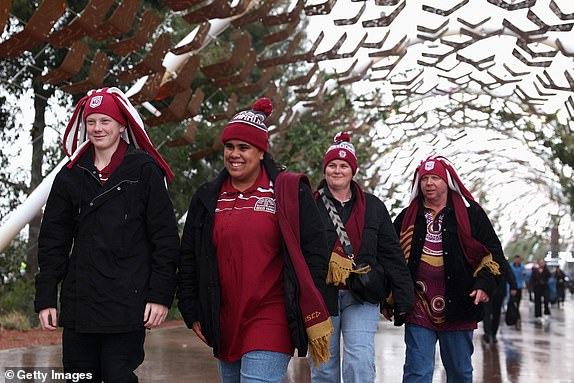 PERTH, Australija - 18. lipnja: Maroonsovi navijači stižu ispred utakmice serije Men's State of Origin između Queensland Maroonsa i New South Wales Bluesa na stadionu Optus 18. lipnja 2025. u Perthu u Australiji. (Foto Cameron Spencer/Getty Images)