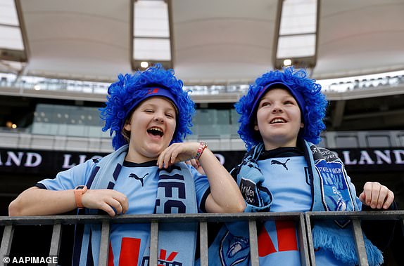 Navijači NSW Bluesa viđeni su prije utakmice države Origin, dva meča između Queensland Maroonsa i New South Wales Bluesa na stadionu Optus u Perthu, srijeda, 18. lipnja 2025. (AAP Image/Richard Wainwright) Nema arhiviranja, samo uredništva, uredništvo