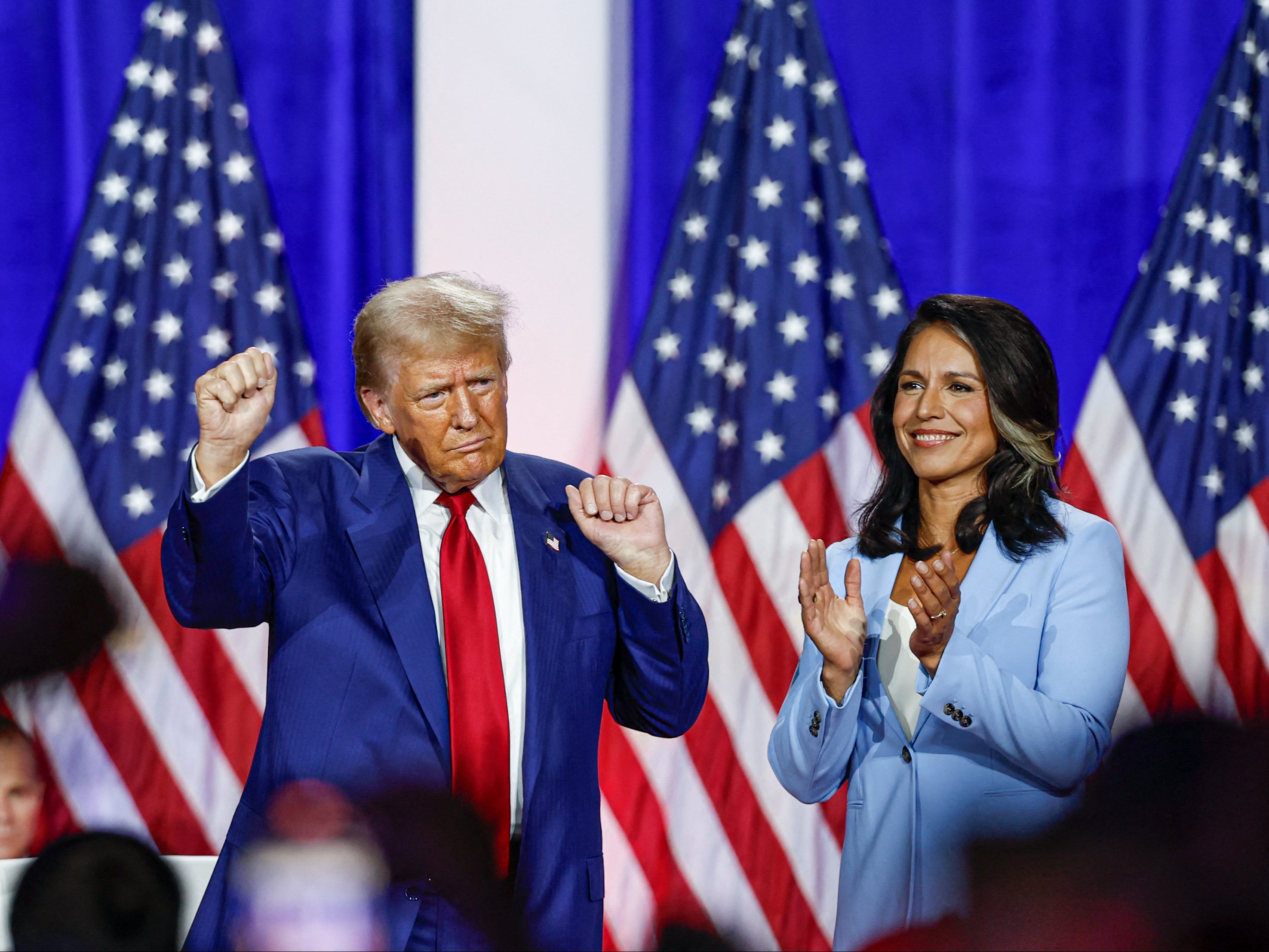 Donald Trump i Tulsi Gabbard na stazi kampanje u La Crosse, Wisconsin, prošlog kolovoza