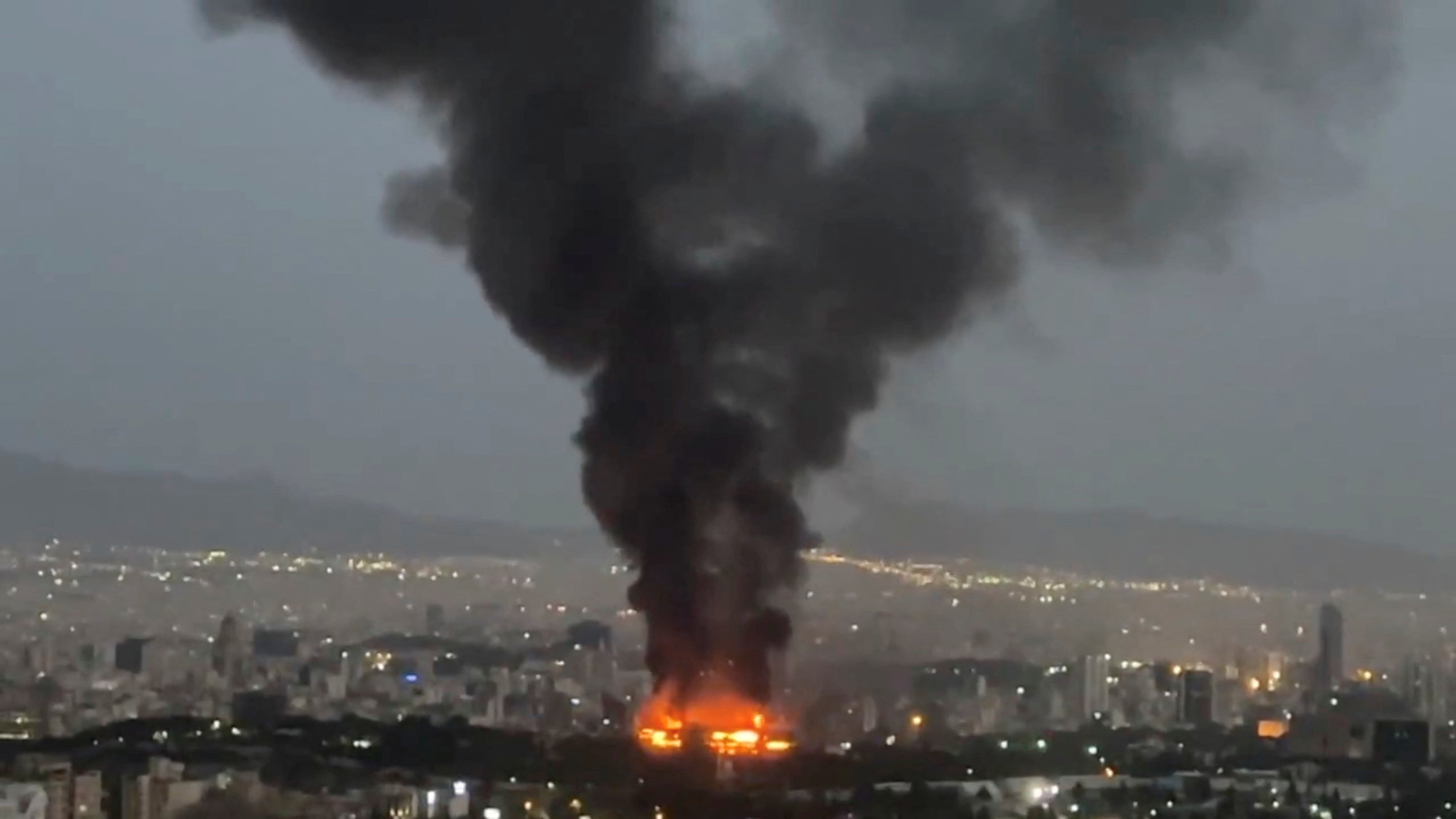 Dim se diže iz požara, kao što se nastavlja zračni rat Izrael-Iran, u Teheranu