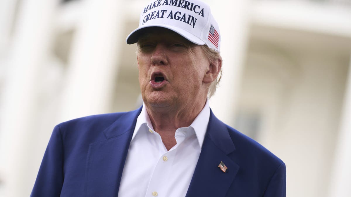 Predsjednik Donald Trump razgovara s novinarima prije nego što je na južnom travnjaku Bijele kuće u srijedu, 18. lipnja 2025., postavljen stup zastave, u srijedu, 18. lipnja 2025. godine. (AP Photo/Evan VUCCI)